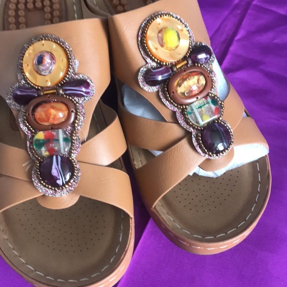 NWOT Tan jeweled slip on wedge sandals with heel massagers/cushion size 8/39 - Picture 7 of 9